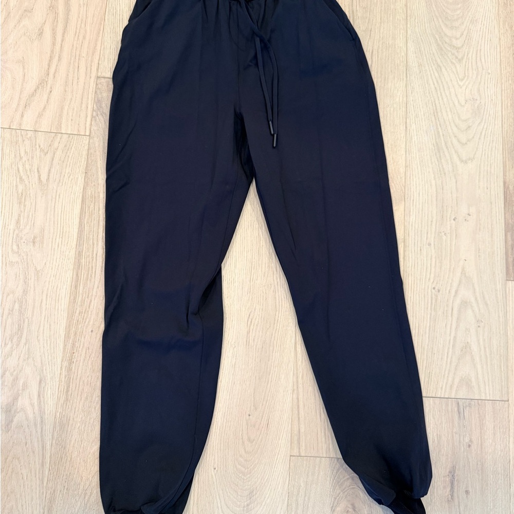 Women’s lululemon On the Fly Jogger Black drawstring active pant 28” size 8